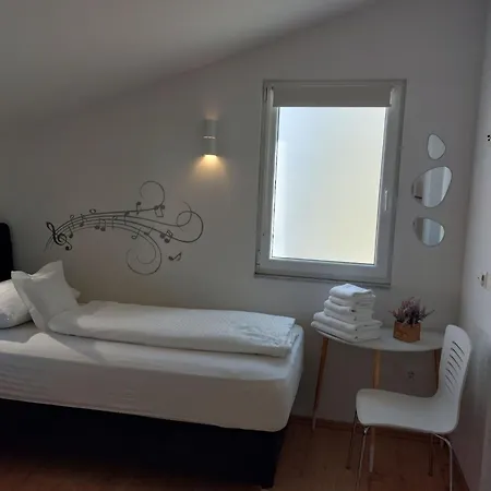 Ni I -two Bedroom With Terrace And Hot Tub Lux F Makarska