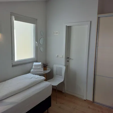 Ni I -two Bedroom With Terrace And Hot Tub Lux F Apartman Makarska