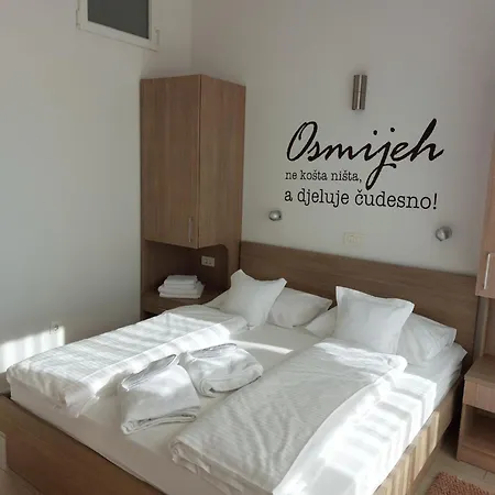 Lägenhet Ni I -two Bedroom With Terrace And Hot Tub Lux F Makarska