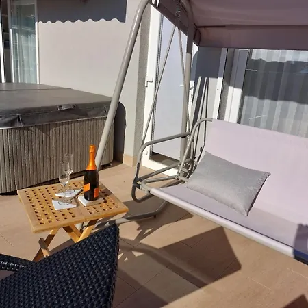 Ni I -two Bedroom With Terrace And Hot Tub Lux F Apartman Makarska